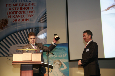 Краснощек С.В., генеральный директор ЭкспоМедиаГруппа «Старая крепость», вручает награду 